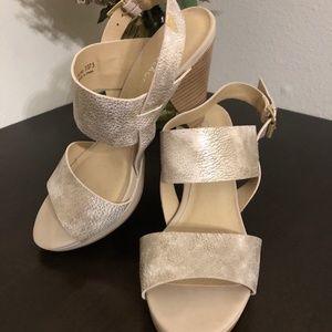 CL Laundry distressed gold  heel size 7